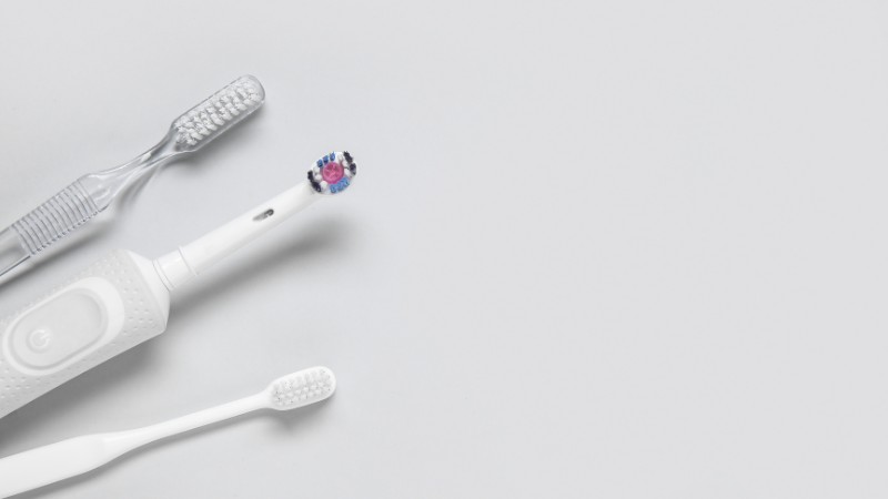 Brosse a dents electrique ou manuelle : le comparatif