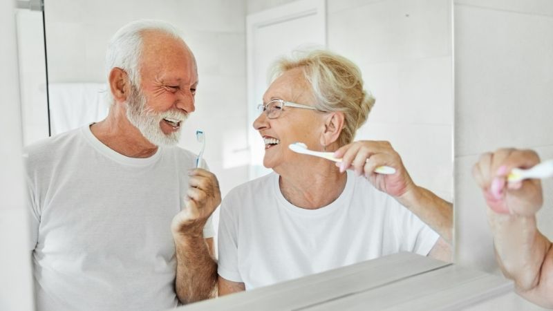 Le capital dentaire après 60 ans : Comment adapter sa routine pour un sourire préservé